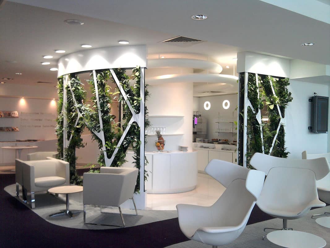 paravent vegetal créant une séparation verticale végétalisé pour le salon lounge à l'aeroport de Paris Orly