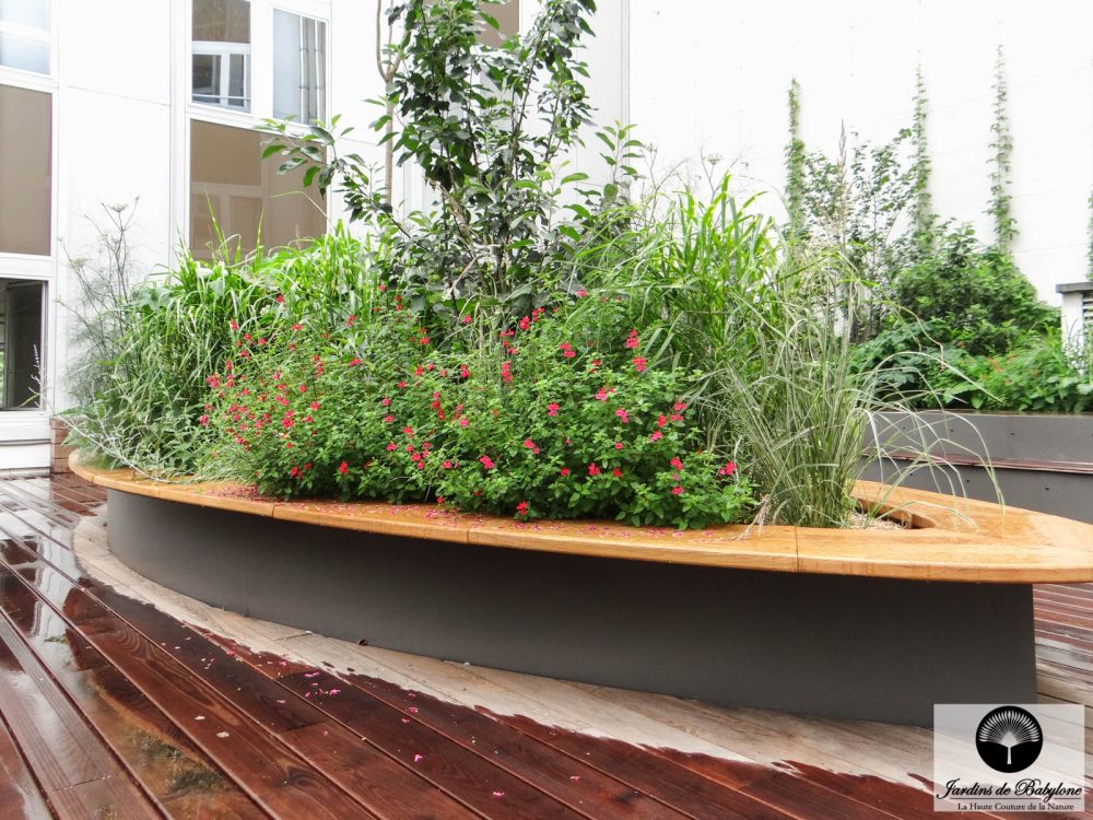 une terrasse bois sur les champs elysées composée de plantes mellifères apportant de la biodiversité en ville