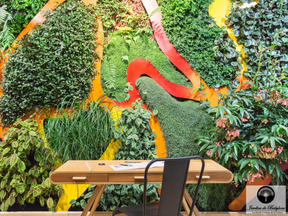 bureau en bois devant un jardin vertical