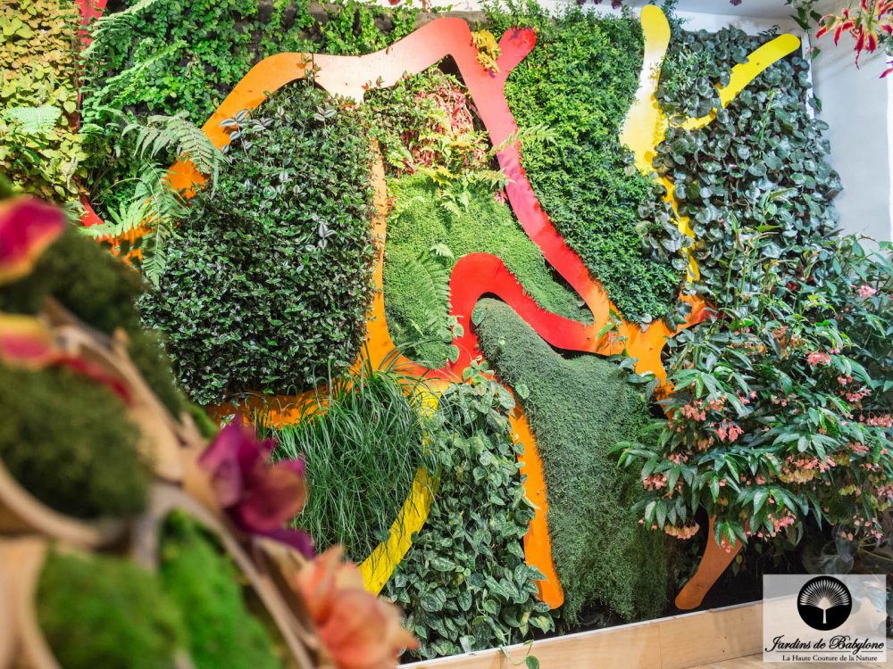tôle de forme arrondi devant le mur végétal design