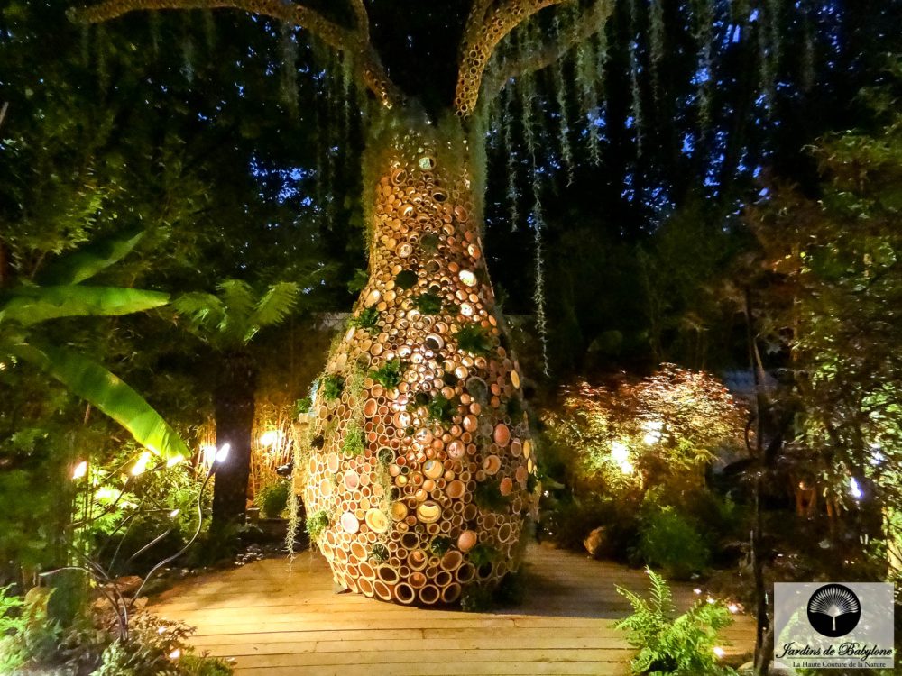 design végétal l'arbre en bambou la nuit