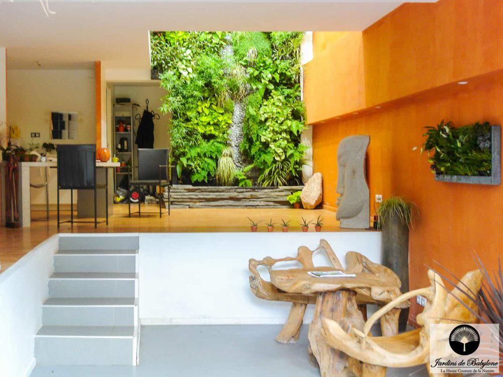 jardin vertical à l'intérieur d'un showroom
