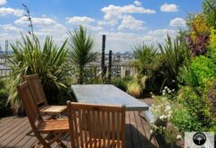 table mise sur la terrasse sur le toit