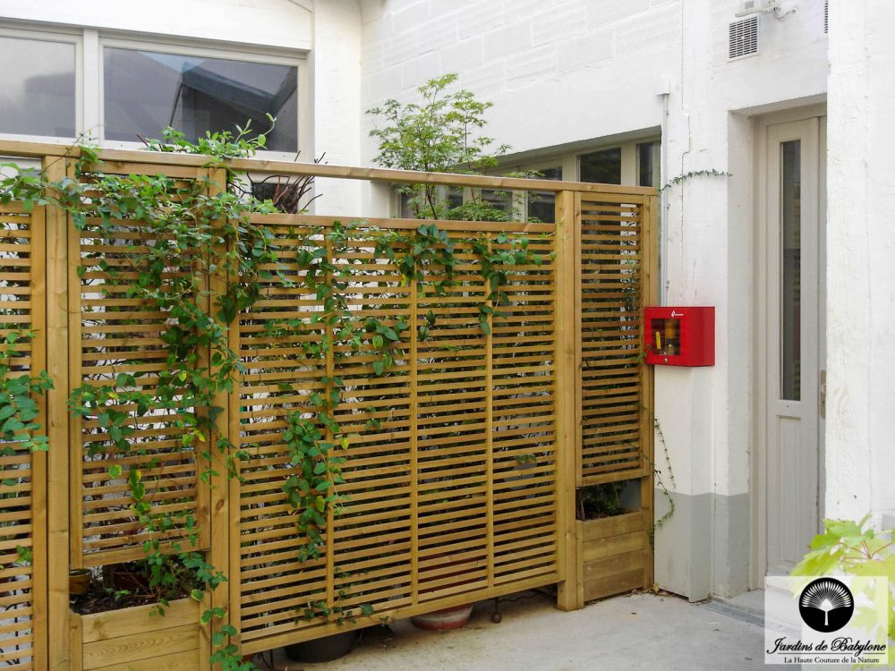 aménagement extérieur panneau et plantes