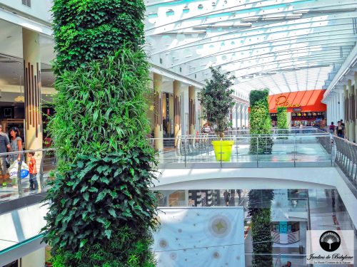 colonne végétale dans un centre commercial à Prague