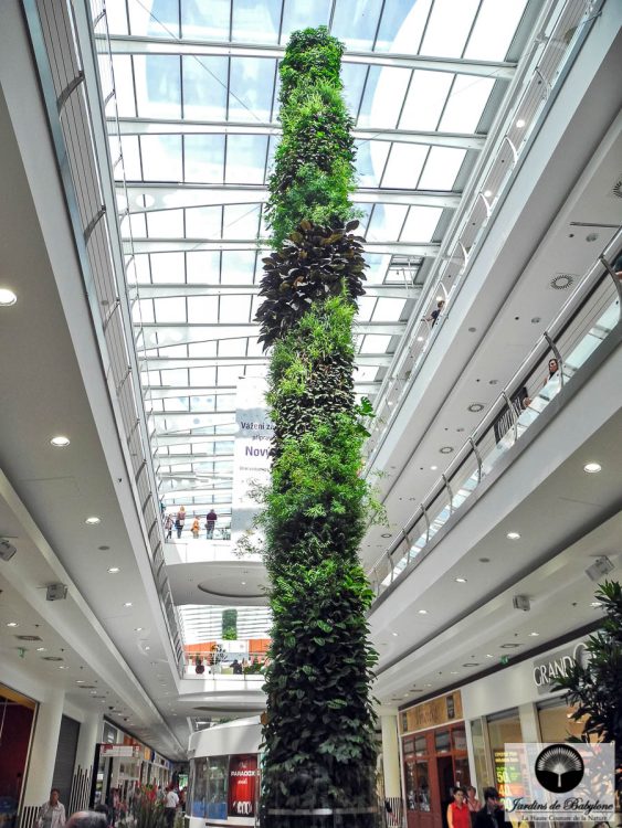 colonne végétalisée d'une hauteur de seize mètres