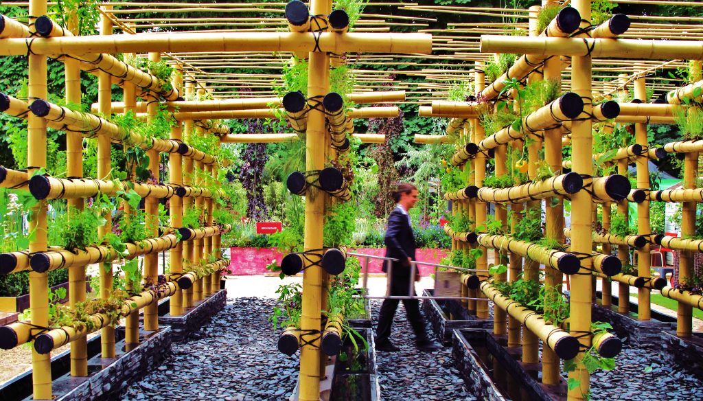 potager urbain inspiré d'un échafaudage en bambou par le designer végétal amaury gallon