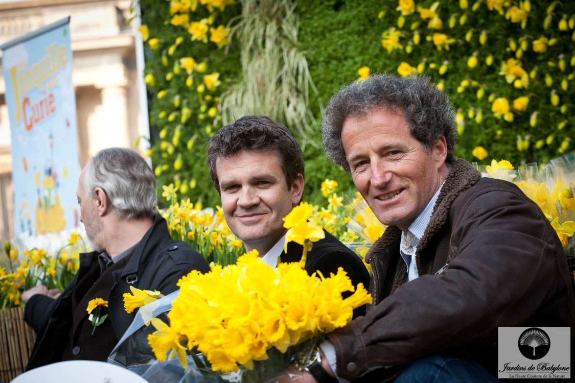 célébrité devant le mur végétal floral