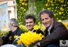 célébrité devant le mur végétal floral